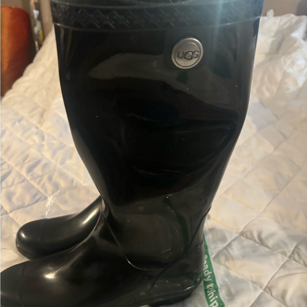 UGG BLACK TALL RAIN BOOTS. - Picture 2 of 6